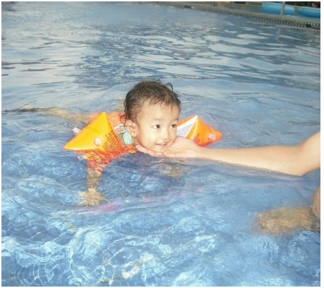 my kid, D. When learn swimming with her Daddy 