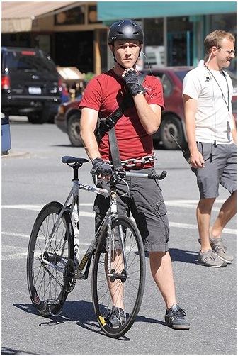 Joseph Gordon Levitt cycling