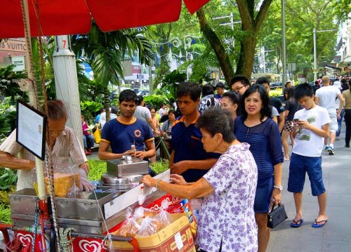 Ibu saya yang sedang mengantri membeli es potong yang lezat ini