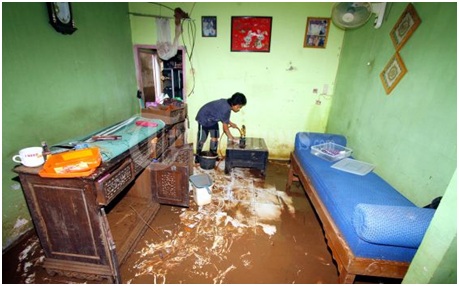 tips membersihakn rumah setelah terendam banjir