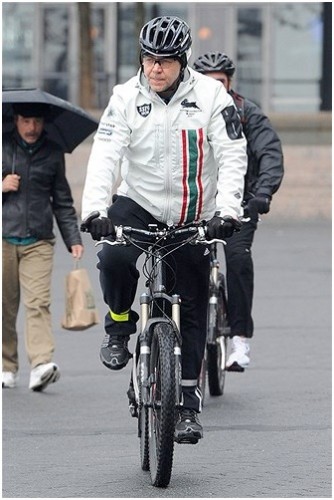 Russell Crowe and his bicycle