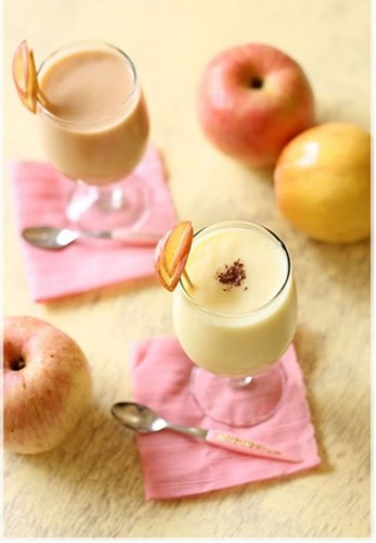 apple and yoghurt smoothie with cinnamon sprinkle